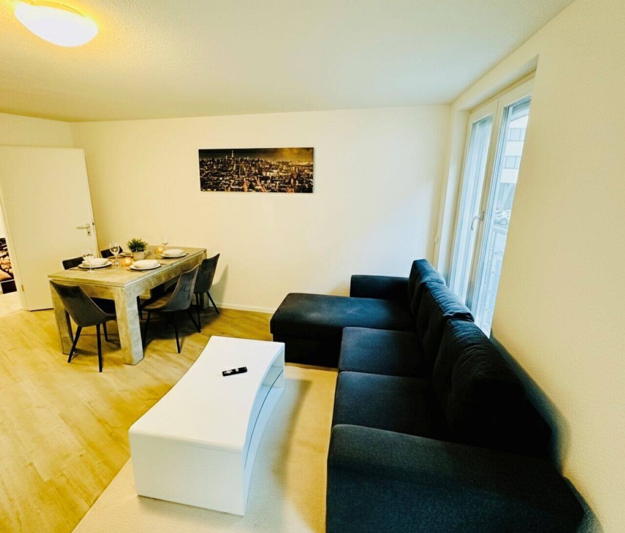Cityresidenz Karlsruhe – Wohnzimmer mit Sofa und Esstisch