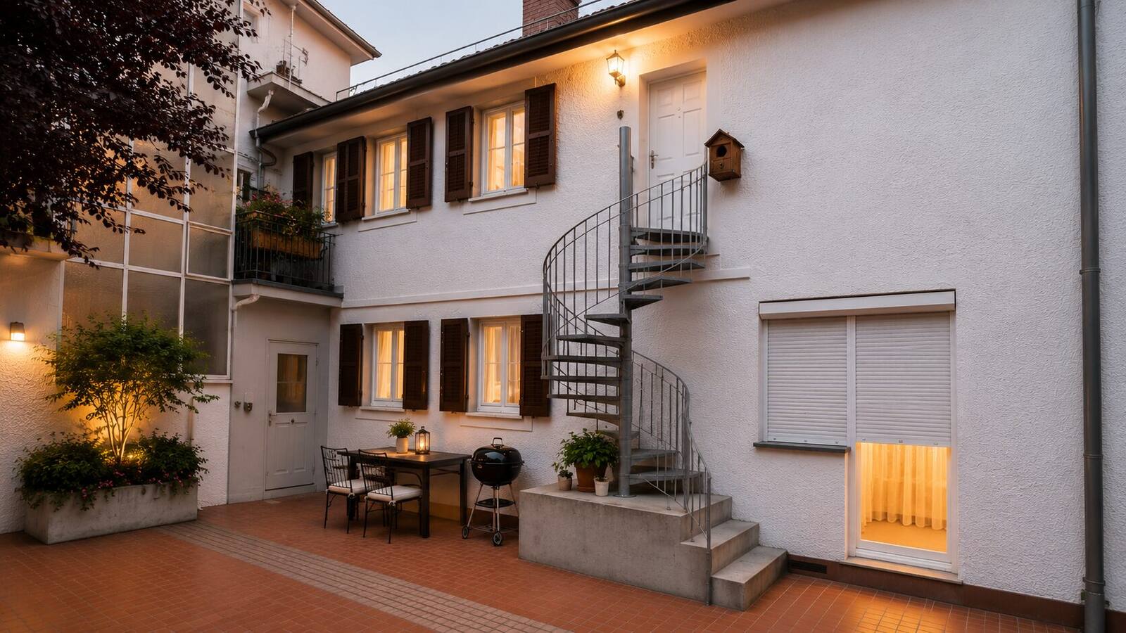 Eingang mit Außenwendeltreppe