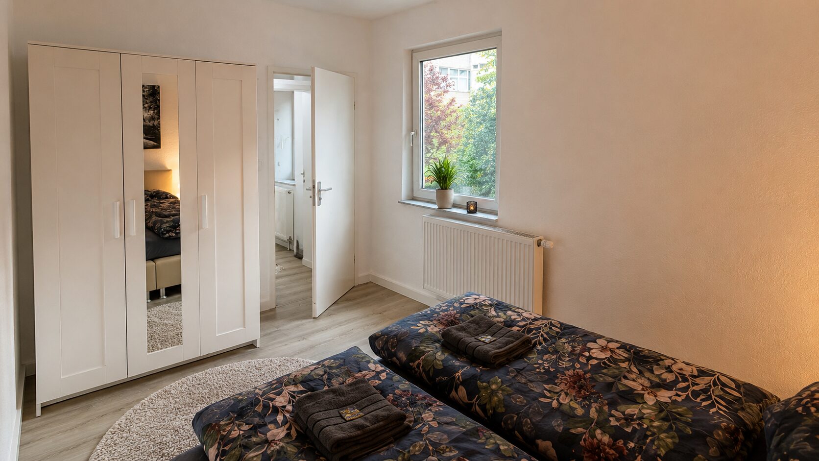 Schlafzimmer mit Schrank