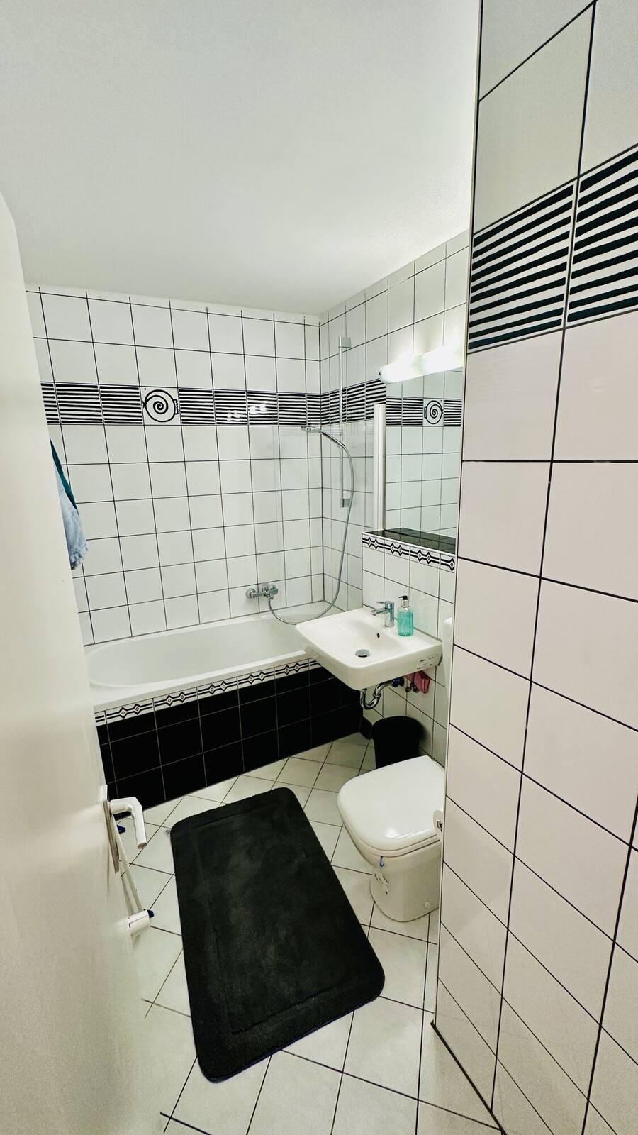 Bad mit Badewanne und Dusche