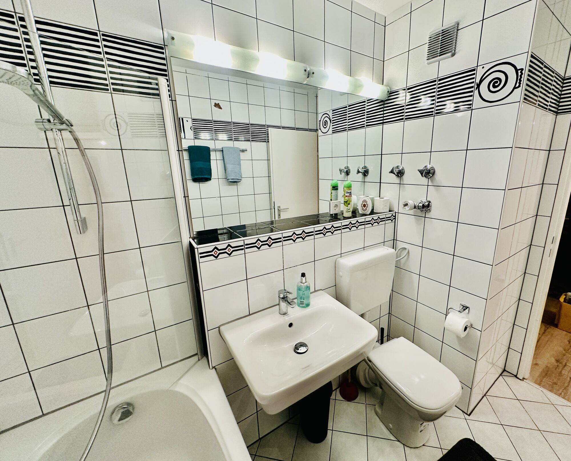 Waschbecken und WC